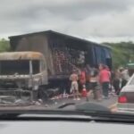 Carreta que transportava refrigerante pega fogo e tem carga saqueada em Campos
