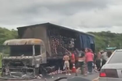 Carreta que transportava refrigerante pega fogo e tem carga saqueada em Campos