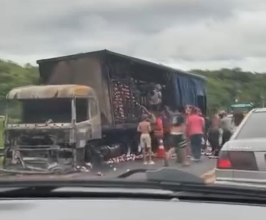Carreta que transportava refrigerante pega fogo e tem carga saqueada em Campos