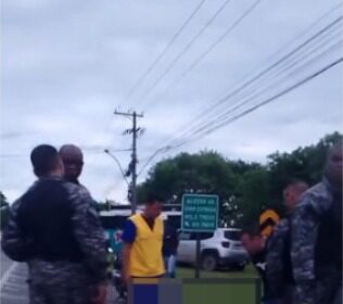 Acidente entre moto e caminhonete deixa dois feridos em Campos