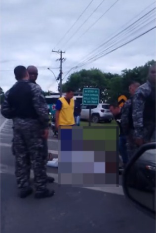 Acidente entre moto e caminhonete deixa dois feridos em Campos