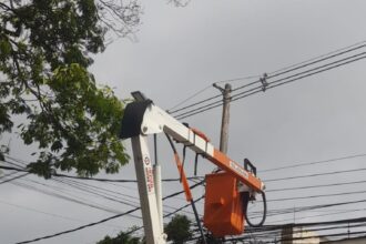Nove unidades administrativas com a luz cortada, ataques e dívida milionária com a Enel; entenda o imbróglio da Prefeitura de Campos com a concessionária