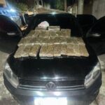 Perseguição a Gol preto, em Campos, termina com cerca de 30 kg de maconha apreendidos