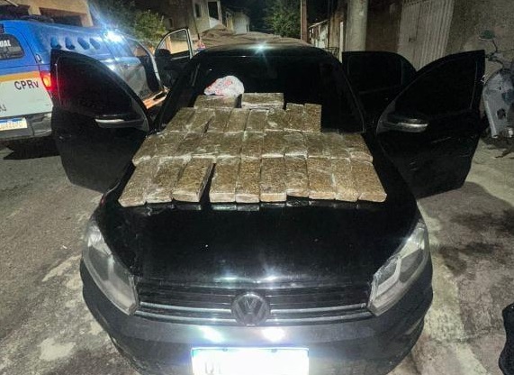 Perseguição a Gol preto, em Campos, termina com cerca de 30 kg de maconha apreendidos