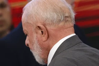 Lula passa por novo procedimento para evitar sangramento na cabeça e já está acordado, diz médico