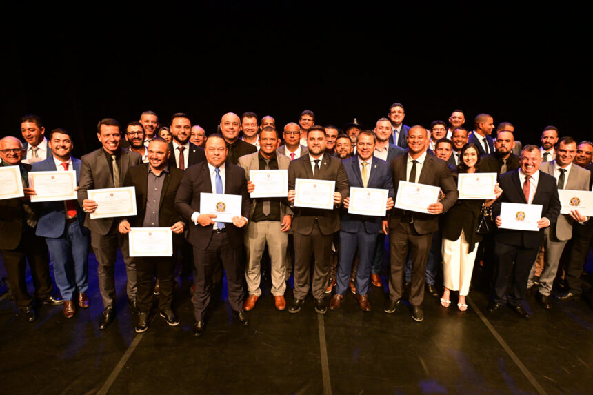Prefeito, vice-prefeito e vereadores eleitos são diplomados em Campos