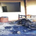 Mulher é presa após colocar fogo na moto e na casa do namorado