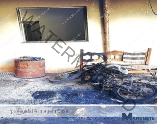 Mulher é presa após colocar fogo na moto e na casa do namorado