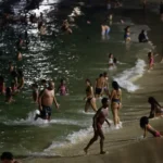Calor excessivo atrai cariocas e turistas para banho de mar noturno no Rio