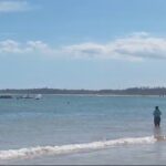 Campista de 10 anos fica à deriva em bolha inflável em mar do ES
