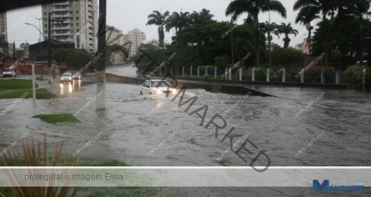 INMET emite alerta de perigo para chuvas intensas em Campos e região