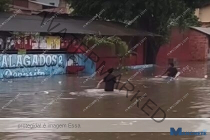 Chuva forte deixa diversas ruas de Campos alagadas