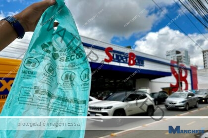 Mesmo com faturamento bilionário, Super Bom continua cobrando sacolas plásticas em unidades do interior do Estado
