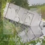 Três pessoas são socorridas após caminhão cair dentro de valão, em Campos