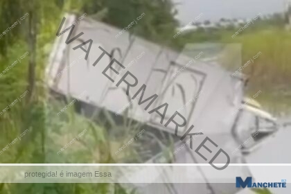 Três pessoas são socorridas após caminhão cair dentro de valão, em Campos