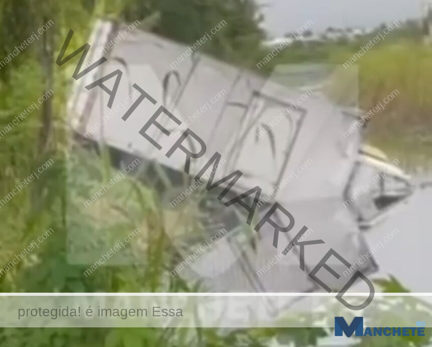 Três pessoas são socorridas após caminhão cair dentro de valão, em Campos