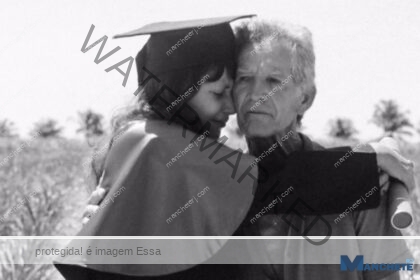 Campista emociona seguidores ao mostrar álbum de formatura com o pai, que trabalhava na roça para ajudar a pagar a faculdade