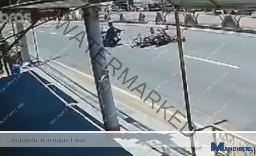 Imagens mostram exato momento de acidente entre duas motos, em Campos