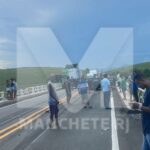 Acidente entre duas carretas deixa trânsito parado na BR-101, próximo ao Trevo de Macaé