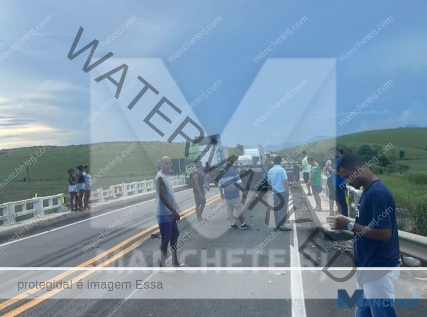 Acidente entre duas carretas deixa trânsito parado na BR-101, próximo ao Trevo de Macaé
