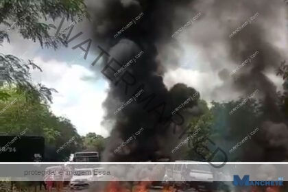Manifestantes bloqueiam BR-356 e pedem justiça pela morte de homem a pauladas, em Campos