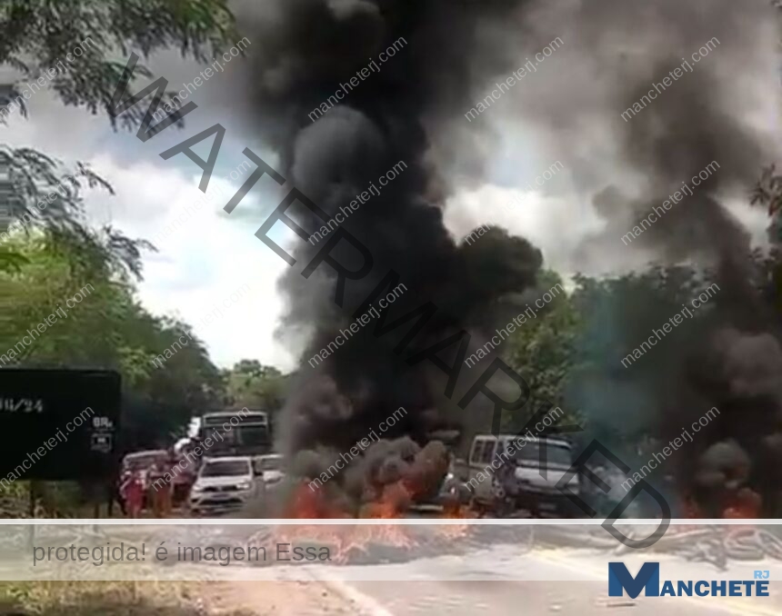Manifestantes bloqueiam BR-356 e pedem justiça pela morte de homem a pauladas, em Campos
