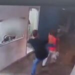 Imagens mostram momento em que idosa leva chute nas costas de motorista de aplicativo