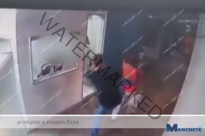 Imagens mostram momento em que idosa leva chute nas costas de motorista de aplicativo