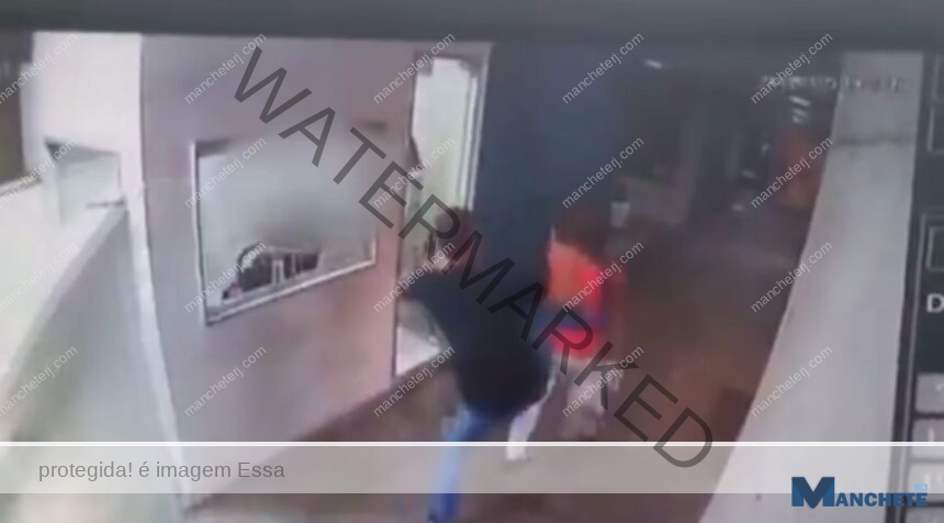 Imagens mostram momento em que idosa leva chute nas costas de motorista de aplicativo