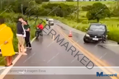 Três pessoas ficam feridas após acidente entre dois carros na RJ-224