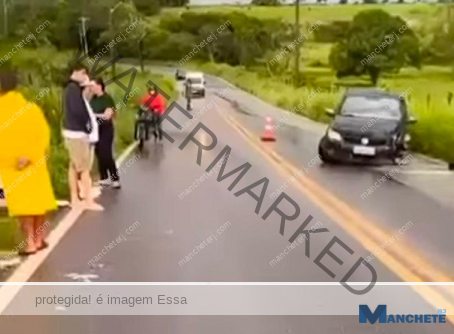 Três pessoas ficam feridas após acidente entre dois carros na RJ-224