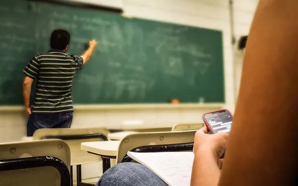 Lula sanciona na próxima segunda projeto que limita celular em escolas