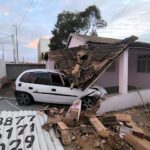 Motorista perde controle, invade imobiliária e destrói parte do estabelecimento em Grussaí