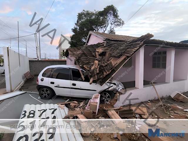 Motorista perde controle, invade imobiliária e destrói parte do estabelecimento em Grussaí
