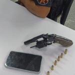 Policiais sofrem ataque a tiros dentro de comunidade em Campos; adolescente suspeito foi baleado
