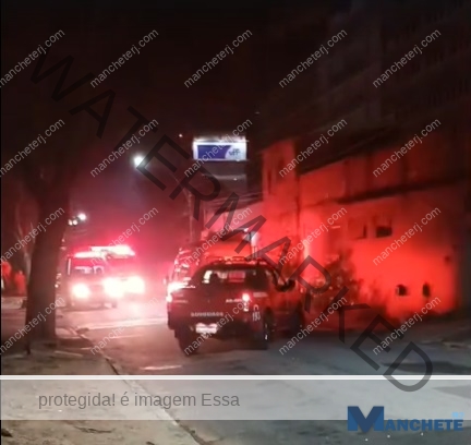 Incêndio em terreno baldio ao lado da UFF assusta moradores do bairro Caju