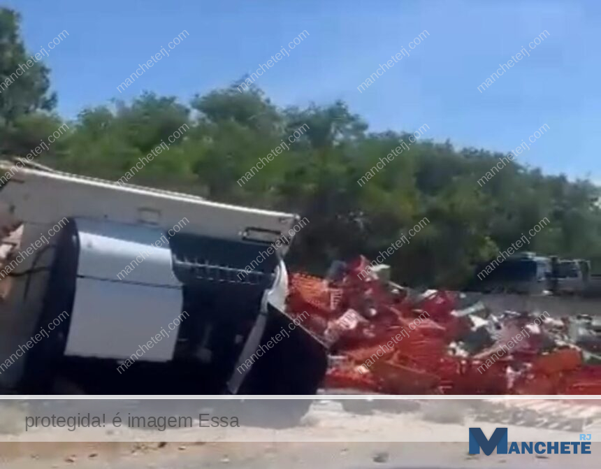 Carga de mamão é saqueada após caminhão tombar na BR-101 em Campos