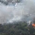 Bombeiros usam água do mar para controlar incêndio em cidade cenográfica da Globo