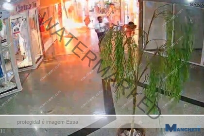 Imagens mostram momento exato em que mulher incendeia loja no Campos Shopping