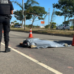 Motociclista morre após ser atingido por roda solta de reboque em acidente na Arthur Bernardes