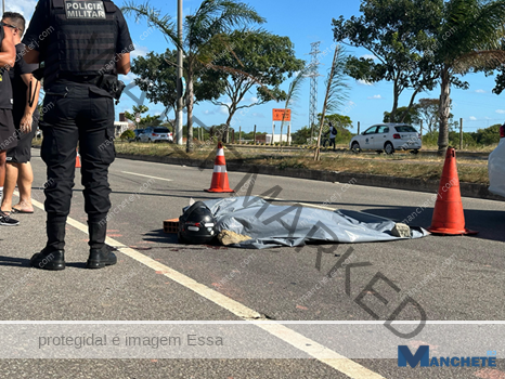 Motociclista morre após ser atingido por roda solta de reboque em acidente na Arthur Bernardes