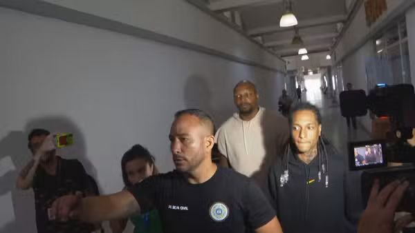 Rapper Oruam é preso novamente após polícia encontrar foragido da Justiça na casa dele