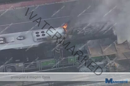 Avião de pequeno porte cai em avenida de São Paulo e deixa ao menos dois mortos e sete feridos