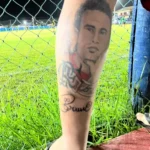 Em São João da Barra, fã pega autógrafo do goleiro Bruno para fazer tatuagem na perna