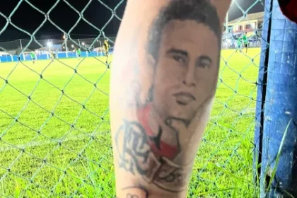 Em São João da Barra, fã pega autógrafo do goleiro Bruno para fazer tatuagem na perna