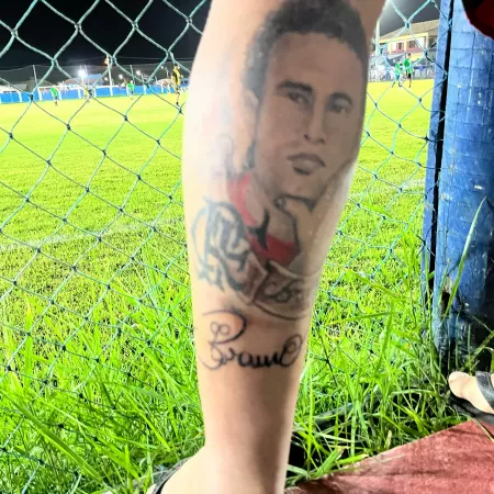 Em São João da Barra, fã pega autógrafo do goleiro Bruno para fazer tatuagem na perna
