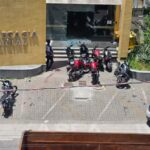 Policial civil é morto após atirar na namorada e em colegas dentro de delegacia na Baixada Fluminense