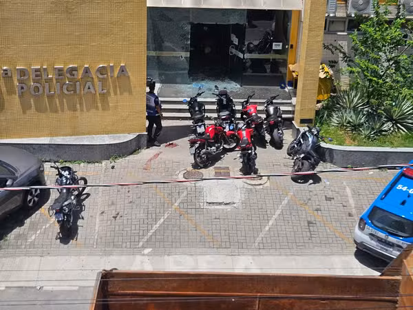Policial civil é morto após atirar na namorada e em colegas dentro de delegacia na Baixada Fluminense