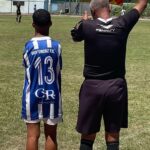 Após emocionar a internet, jovem do Goytacaz com braços atrofiados joga contra o Atlético-MG