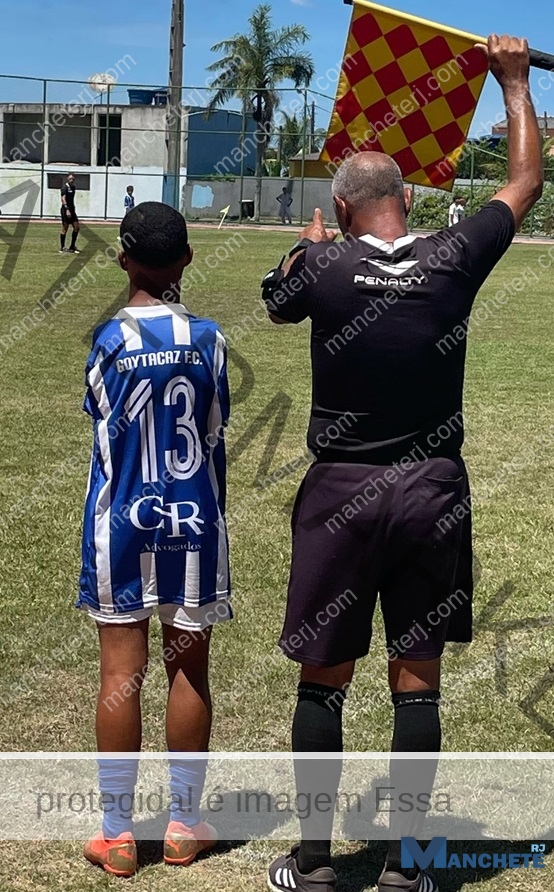 Após emocionar a internet, jovem do Goytacaz com braços atrofiados joga contra o Atlético-MG